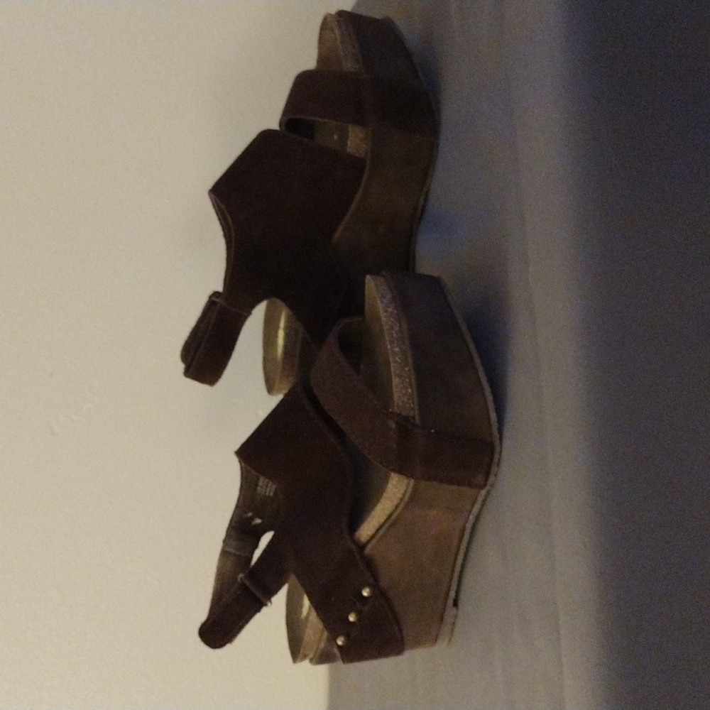 Volatile sandals